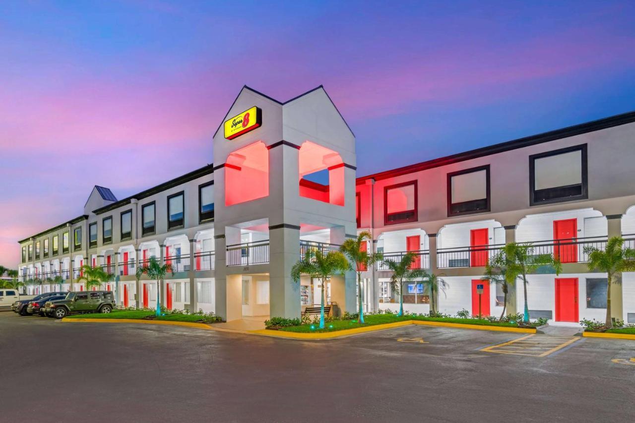 Super 8 By Wyndham Orlando Near Florida Mall Williamsburg Buitenkant foto